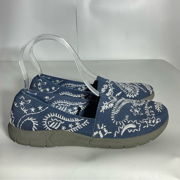 Yuu Blue & White Floral Embroidered Slip-On Elastic Padded Footbed Shoe Size 6.5 - Picture 16 of 16